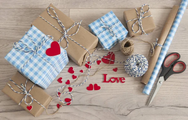 Carte de Saint-Valentin. Composition mignonne avec boîtes-cadeaux faites à la main — Photo