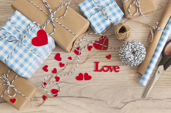 Valentýnské přání. Roztomilé složení s ručně vyráběnými dárkovými krabicemi — Stock fotografie