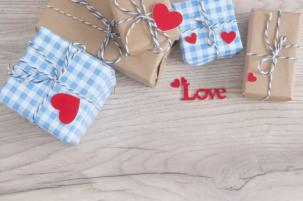 Tarjeta de San Valentín. Linda composición con cajas de regalo hechas a mano —  Fotos de Stock