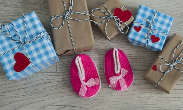 Ευχετήρια κάρτα για παιδιά. Ροζ μπότες και κουτιά δώρων με κόκκινη καρδιά. — Φωτογραφία Αρχείου