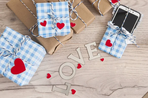 Tarjeta de San Valentín. Linda composición con cajas de regalo hechas a mano —  Fotos de Stock