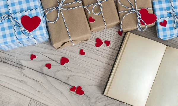 Valentijnskaart. Leuke compositie met handgemaakte geschenkdozen — Stockfoto