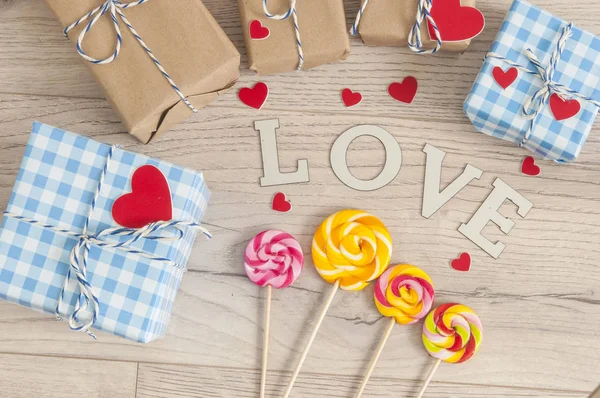 Valentijnskaart. Leuke compositie met handgemaakte geschenkdozen — Stockfoto