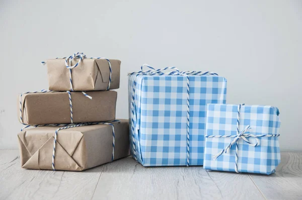 Schachtelattrappen für Geschenke aus Kraftpapier auf Holzgrund. — Stockfoto