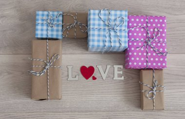 Sevgililer Günü geçmişi. El yapımı hediyeli şirin bir kompozisyon. 