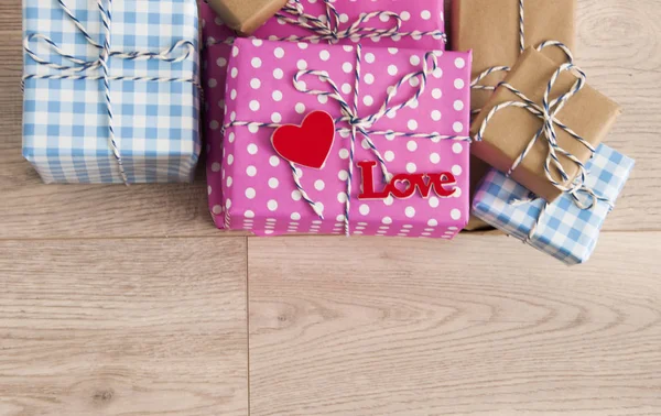 Valentijnsdag achtergrond. Leuke compositie met handgemaakt cadeau — Stockfoto