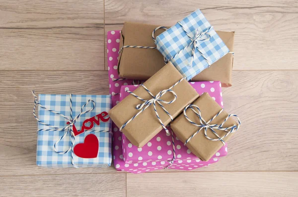 Lo sfondo di San Valentino. Composizione carina con regalo fatto a mano — Foto Stock