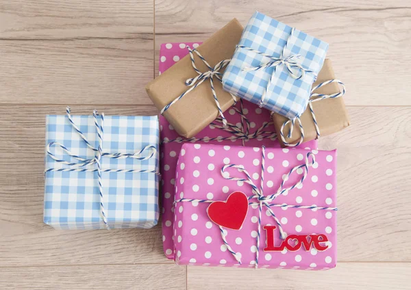 Ziua Îndrăgostiţilor. Compoziție drăguță cu cadou manual — Fotografie, imagine de stoc