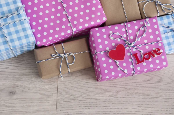 Valentijnsdag achtergrond. Leuke compositie met handgemaakt cadeau — Stockfoto