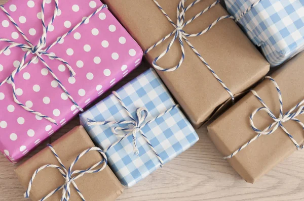 Mockup boxes for gifts of kraft paper on a wooden background. — Stock Photo, Image