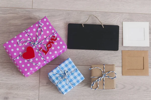 Valentine's day background. Cute composition with handmade gift — Stock Photo, Image