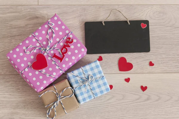 Valentijnsdag achtergrond. Leuke compositie met handgemaakt cadeau — Stockfoto