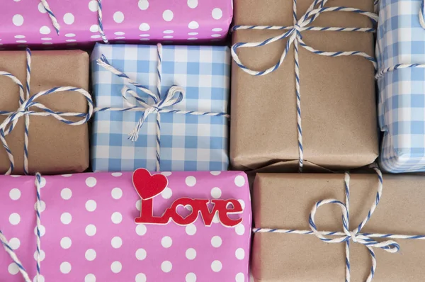 Schachtelattrappen für Geschenke aus Kraftpapier auf Holzgrund. — Stockfoto