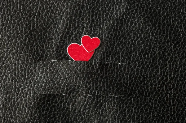 Valentin napi háttér. Piros szív fekete bőrön backgrou — Stock Fotó