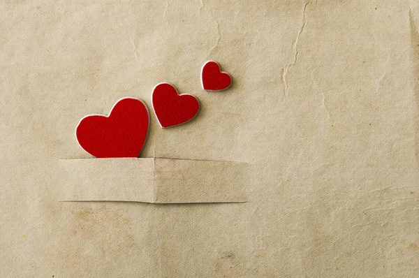 Textura de papel marrón viejo y decoración del corazón — Foto de Stock
