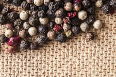 Baharatlar kırmızı, siyah ve beyaz bezelyeler dağınık.