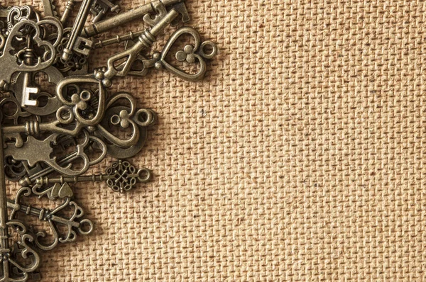 Many different retro, vintage keys lie — Stock Photo, Image