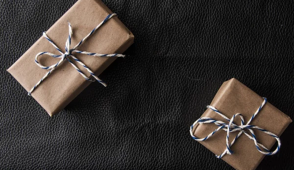 Caja de regalo sobre fondo de cuero negro —  Fotos de Stock
