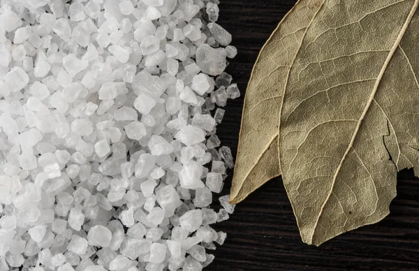 Sal marina y hojas de laurel en la mesa de la cocina — Foto de Stock