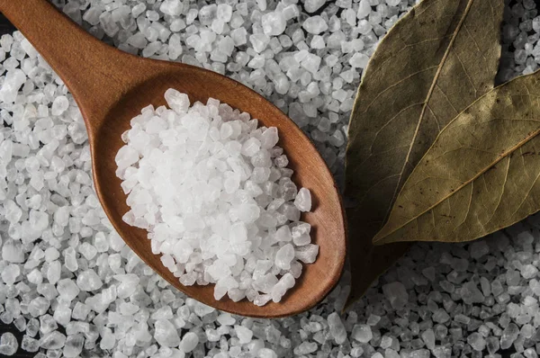 Mořská sůl a bylinky bobkový list na kuchyňském stole — Stock fotografie