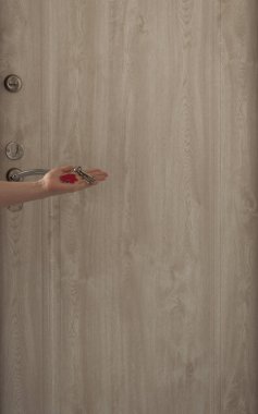 Evin anahtarı ahşap kapının üzerinde.