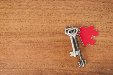 Ev şekilli anahtarlıklı ev anahtarları