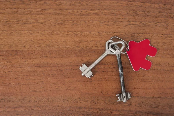 Hausschlüssel mit hausförmigem Schlüsselanhänger — Stockfoto