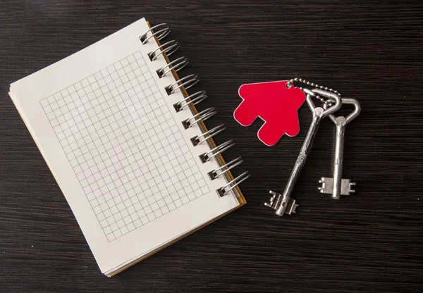 Cuaderno en blanco sobre fondo de madera. — Foto de Stock