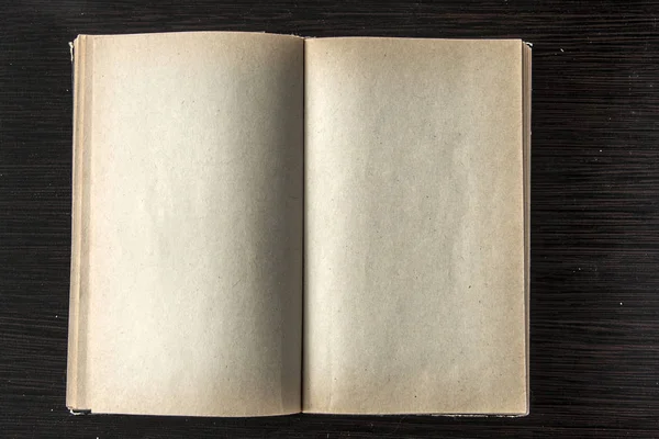 Вінтажна книга, відкрита, на старому дерев'яному столі . — стокове фото