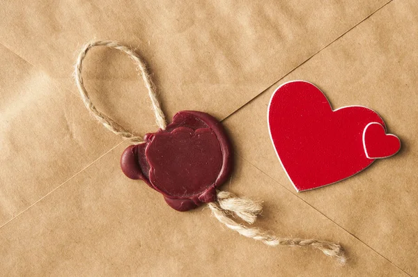 Día de San Valentín. Sobre con corazones rojos. Tarjeta de San Valentín, l — Foto de Stock