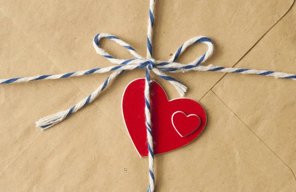情人节。用红心包裹着。情人节卡片，我 — 图库照片
