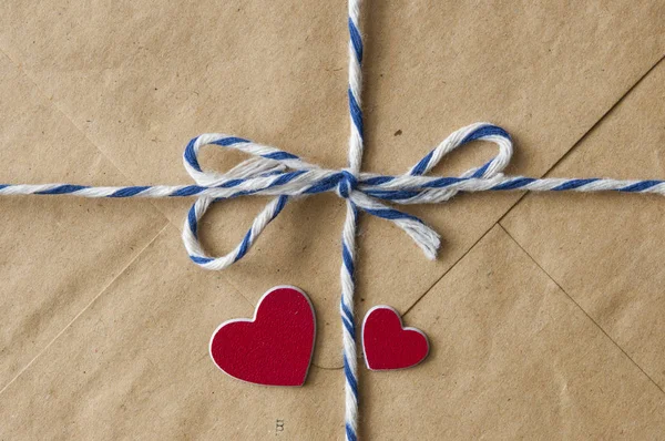 情人节。用红心包裹着。情人节卡片，我 — 图库照片