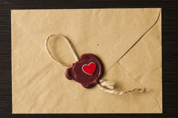 Día de San Valentín. Sobre con corazones rojos. Tarjeta de San Valentín, l — Foto de Stock