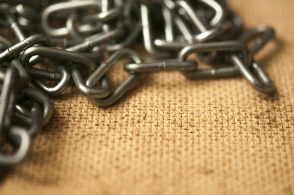 Stará lepenková textura s kovovým řetězem — Stock fotografie