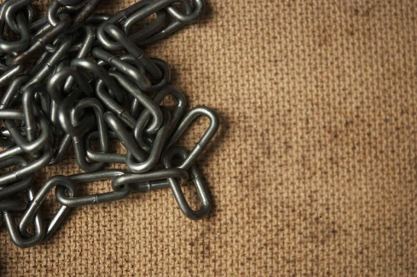 Textura de cartón viejo con cadena de metal — Foto de Stock