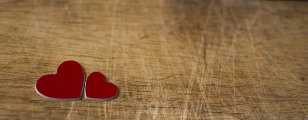 Tarjeta de San Valentín. Dos corazones rojos sobre fondo de madera. Saludo — Foto de Stock