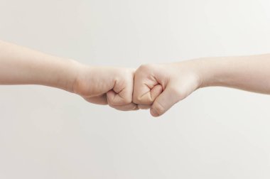 Cesaret duygusu için iki çocuk arasında yumruklaşma ve... 
