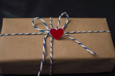  Sevgililer Günü hediye kutusu kahverengi el işi kağıt ve kırmızı kalple.