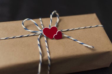  Sevgililer Günü hediye kutusu kahverengi el işi kağıt ve kırmızı kalple.