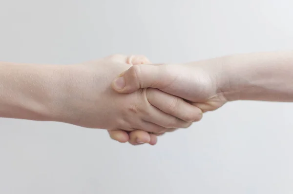 Zwei Freunde halten Händchen. — Stockfoto