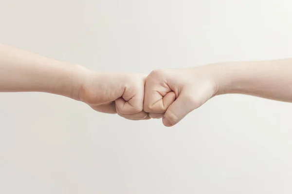 Un pugno tra i due bambini per i sensi di incoraggiamento e — Foto Stock