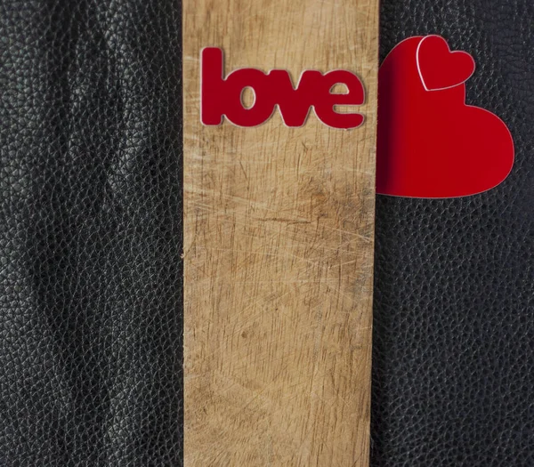 Sevgililer günü kartı. Tahta sırtında kırmızı kalplerle Aşk kelimesi. — Stok fotoğraf