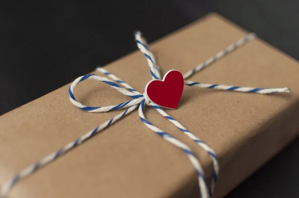 Valentines Day gift box in brown craft paper and red heart. — 스톡 사진