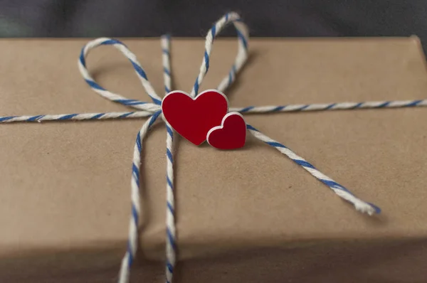 Valentines Day gift box in brown craft paper and red heart. — 스톡 사진