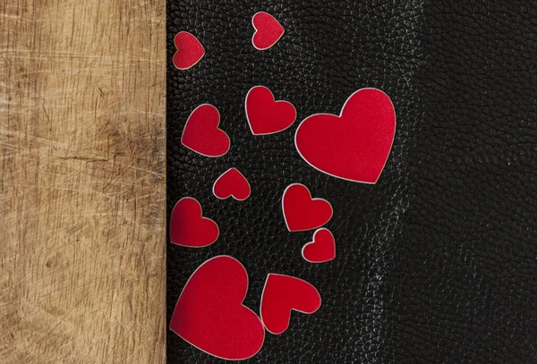 Κάρτα του Αγίου Βαλεντίνου. Δύο κόκκινες καρδιές σε ξύλινο φόντο. Χαιρετίσματα. — Φωτογραφία Αρχείου