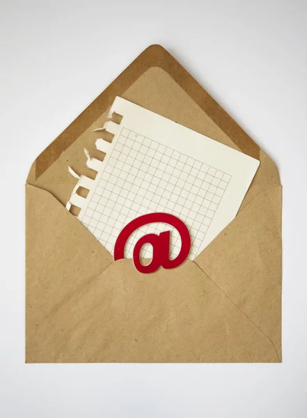 Σύμβολο του ηλεκτρονικού ταχυδρομείου στο καφέ επιχειρησιακές επιστολές — Φωτογραφία Αρχείου