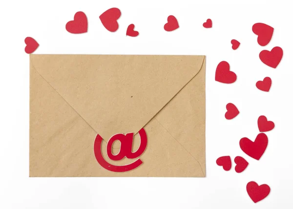 Red hearts pours out of the envelope. Hearts fly out from the en — Stock Photo, Image