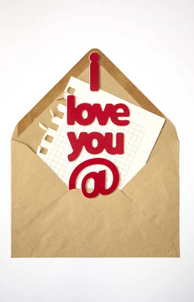 Red hearts pours out of the envelope. Hearts fly out from the en — Stock Photo, Image