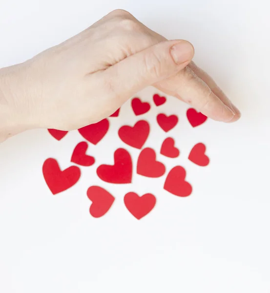 Sevgililer Günü geçmişi. Kadınların elleri bir çok kırmızı kalbi tutar. — Stok fotoğraf