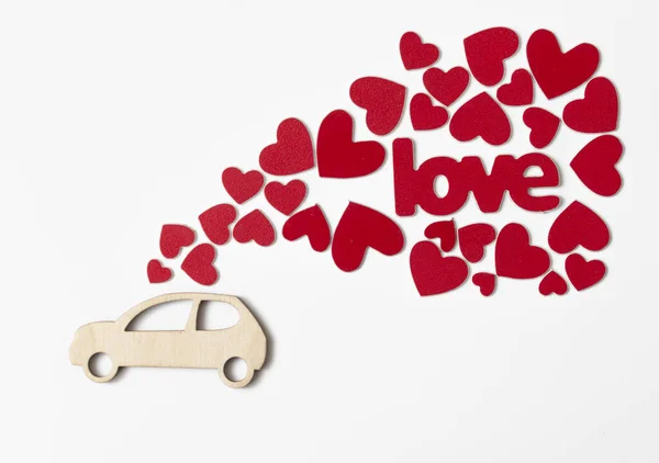 Miniature toy car delivering red hearts for Valentine's day on w — 스톡 사진